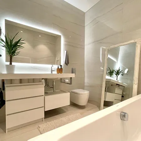 Apartment Premium 2 Bedroom With Ground Floor Terrace And A Personal Little Cinema *