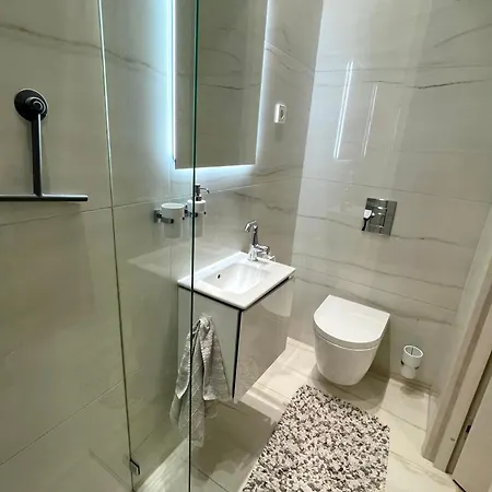 Premium 2 Bedroom With Ground Floor Terrace And A Personal Little Cinema 公寓 塔林