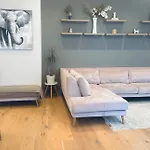 Premium 2 Bedroom With Ground Floor Terrace And A Personal Little Cinema * 塔林